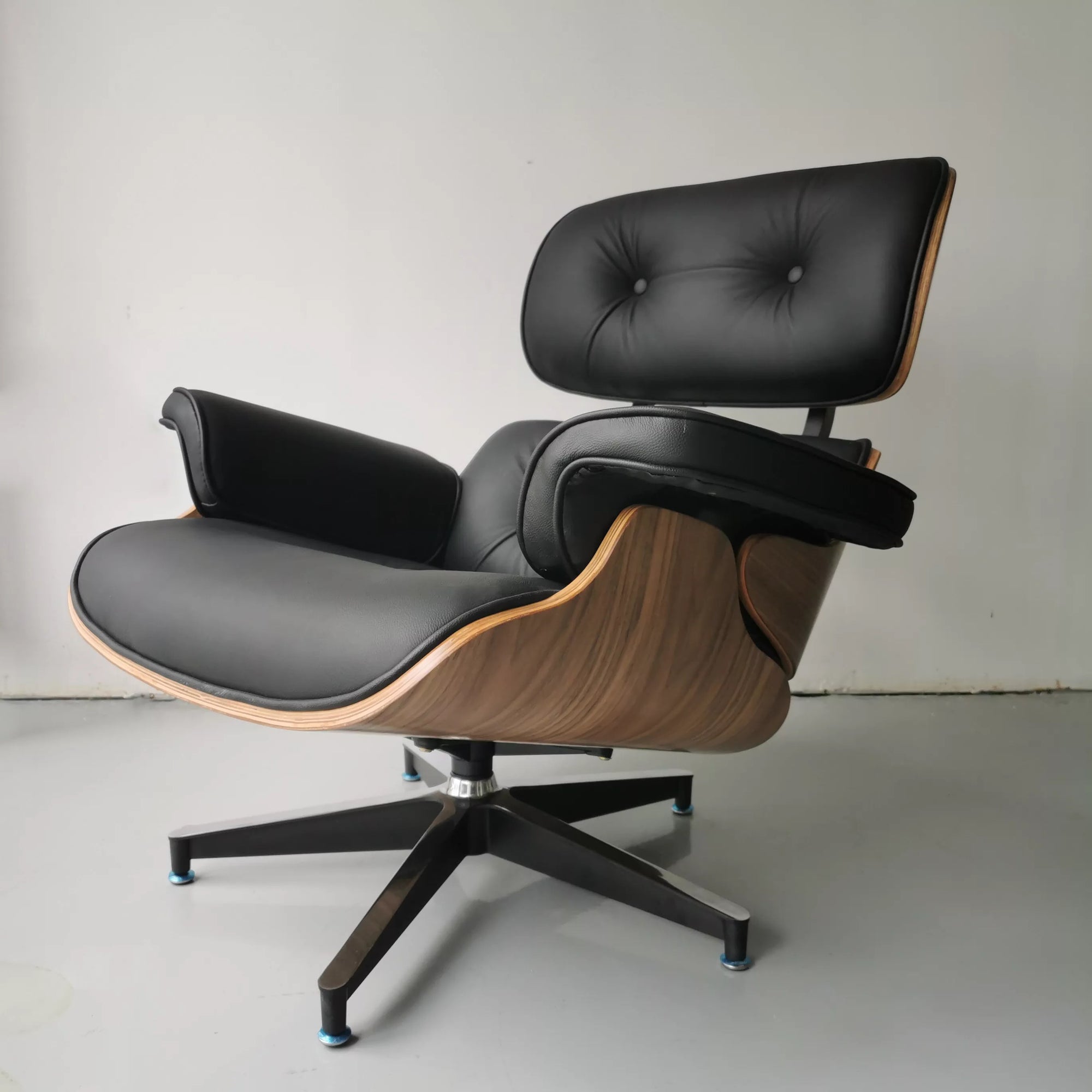 licentie Op risico Inzet Replica Lounge Chair | Italiaans leer en walnutfineer